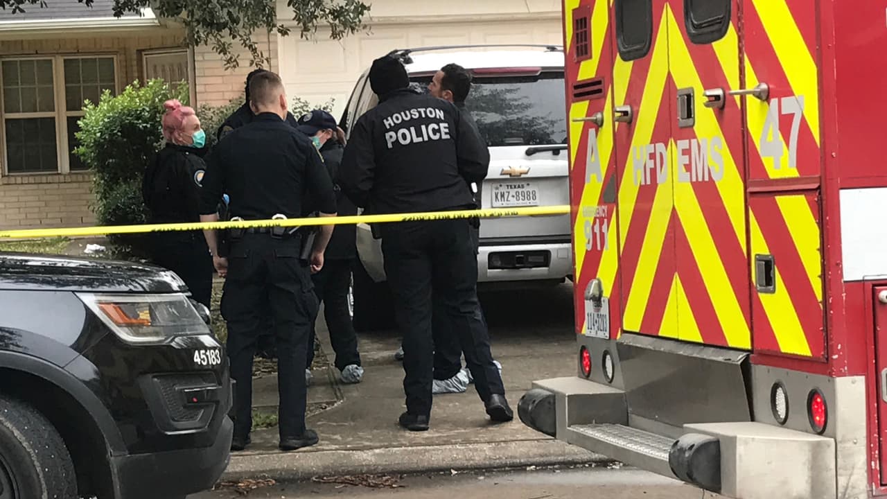 Investigan el hallazgo de dos cuerpos baleados en una vivienda del sur de Houston.