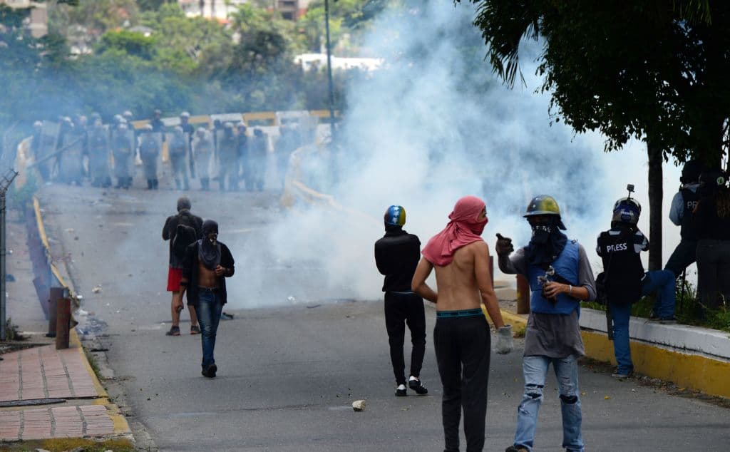 Con cuerdas y barricadas con árboles y basura, los opositores realizaron el "trancazo" de diez horas convocado por la Mesa de la Unidad Democrática (MUD) para impulsar un plebiscito contra la Asamblea Constituyente impulsada por Maduro.