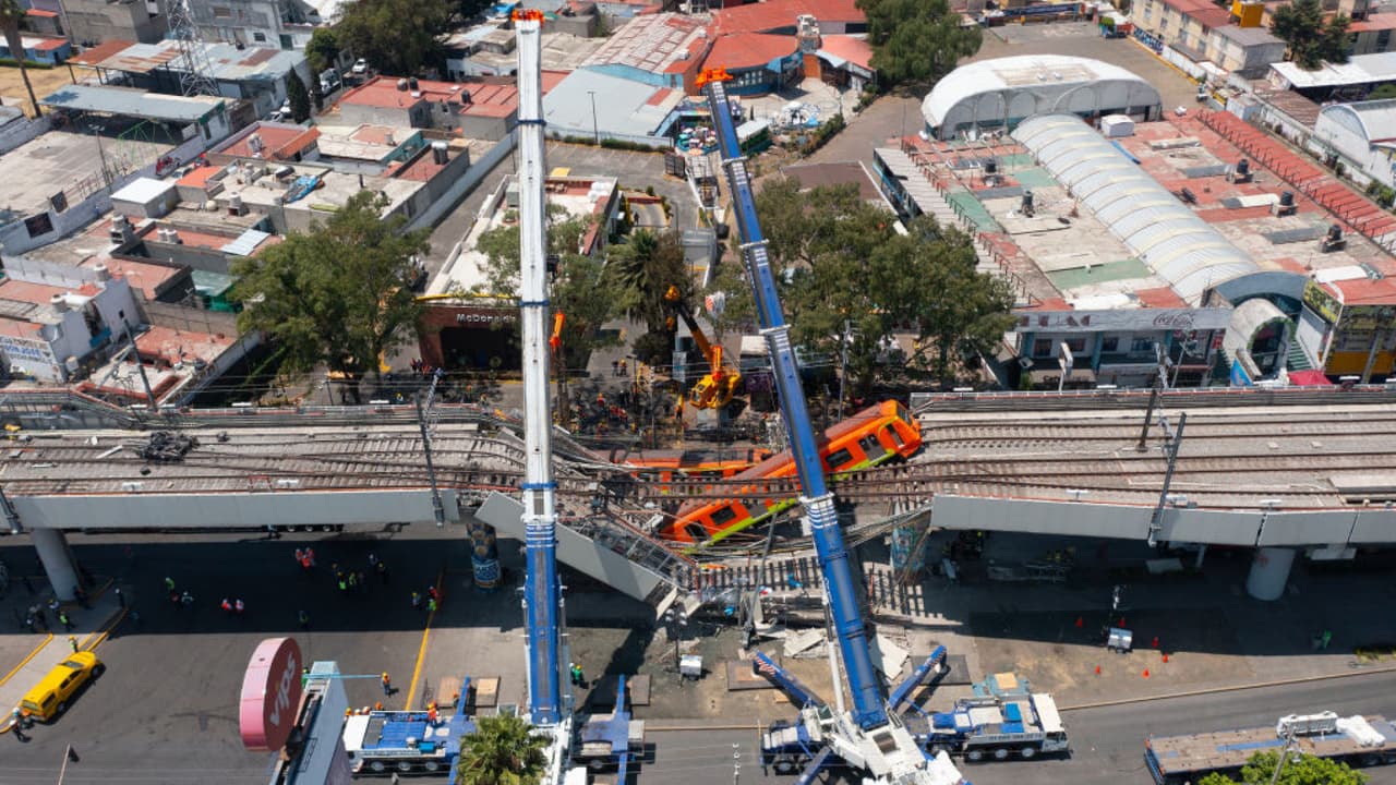 Presentan cargos contra 10 personas encargadas de la construcción de la línea del metro que colapsó en México