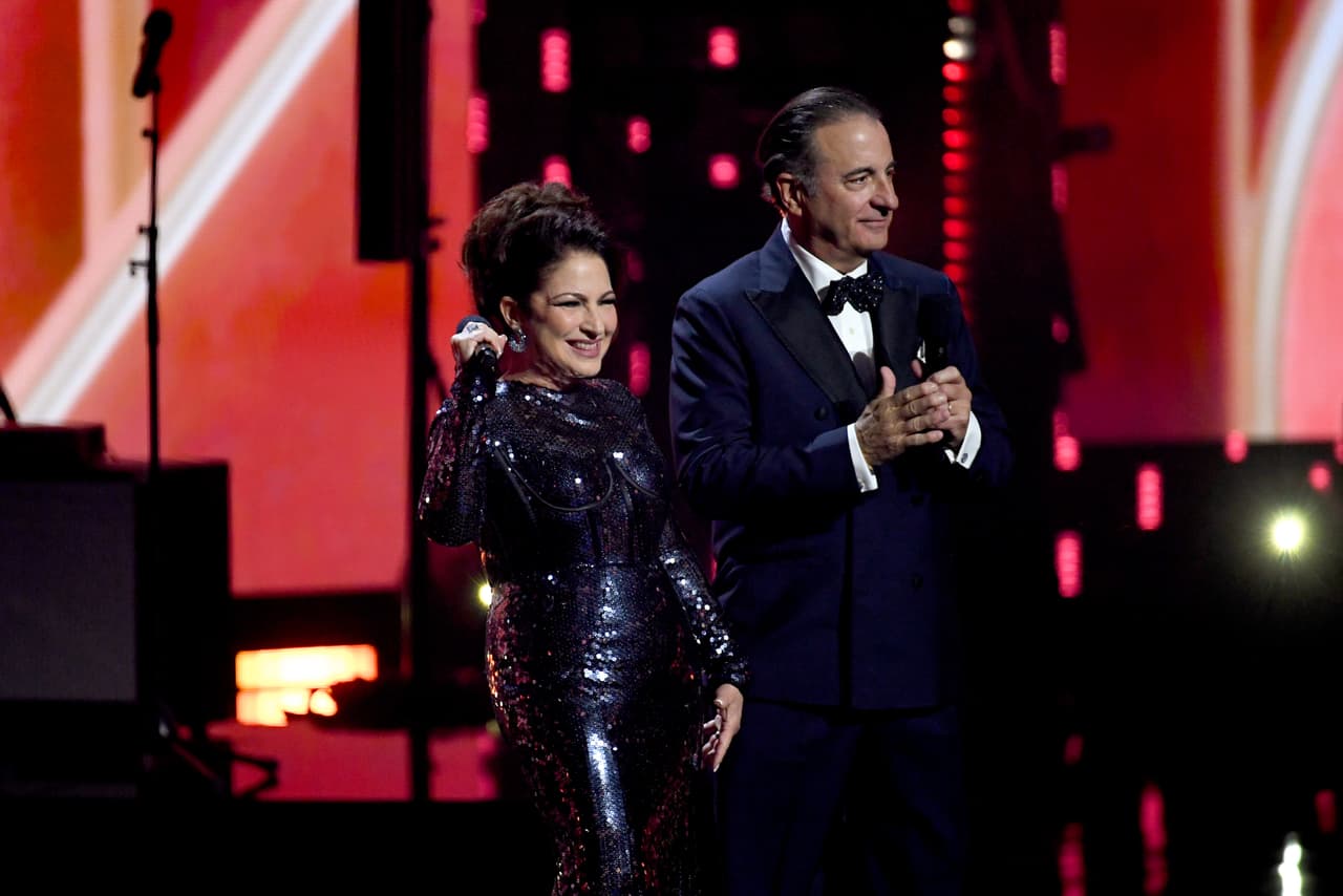 Gloria Estefan y Andy García volvieron a pisar juntos el escenario de los Latin GRAMMY, pues hace 25 años fueron los presentadores de la premiación en la primera edición.