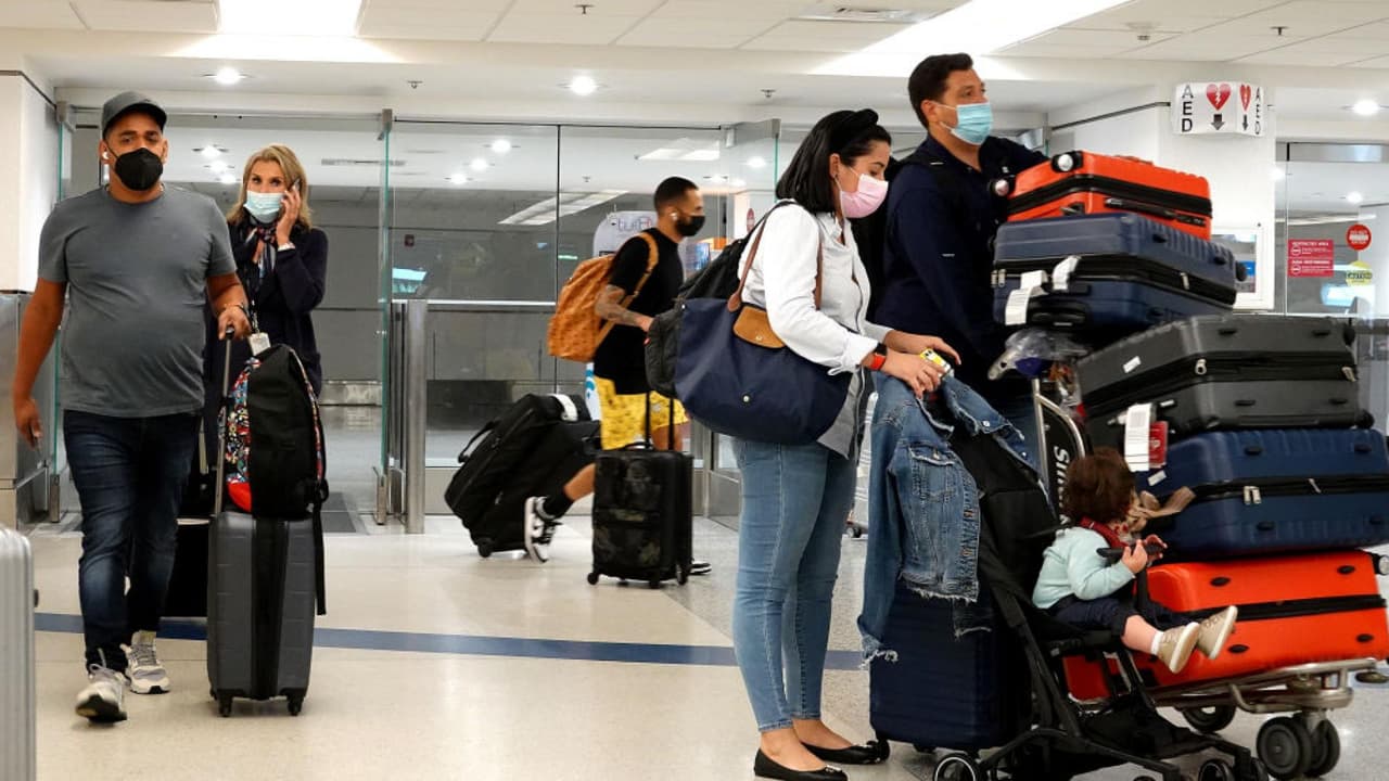 ¿Usar o no el tapabocas para viajar seguro con niños en estas vacaciones de primavera? Esto debes saber