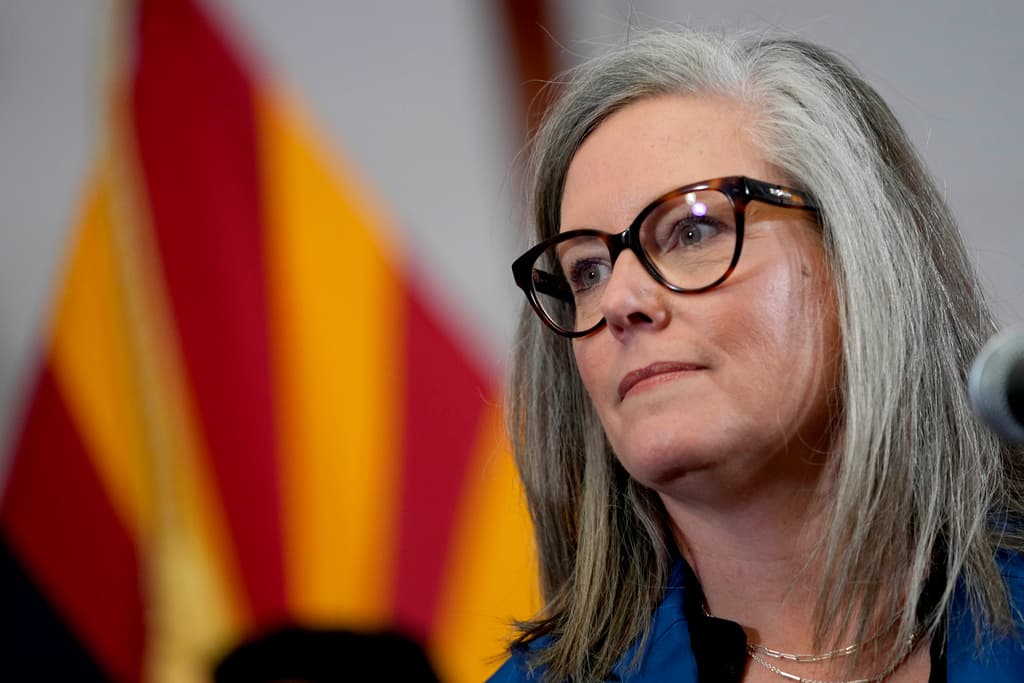 <h2 class="cms-H2-H2">Katie Hobbs, gobernadora de Arizona:</h2>
<br>
<br>"La violencia política es inaceptable y no tiene cabida en este país. Me alegro de que el expresidente Trump esté a salvo y espero que otros participantes en la manifestación no hayan resultado gravemente heridos. Espero que el autor de este acto atroz sea llevado rápidamente ante la justicia".