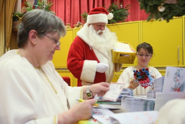 Aquí vemos a sus ángeles leyendo algunas de las misivas.