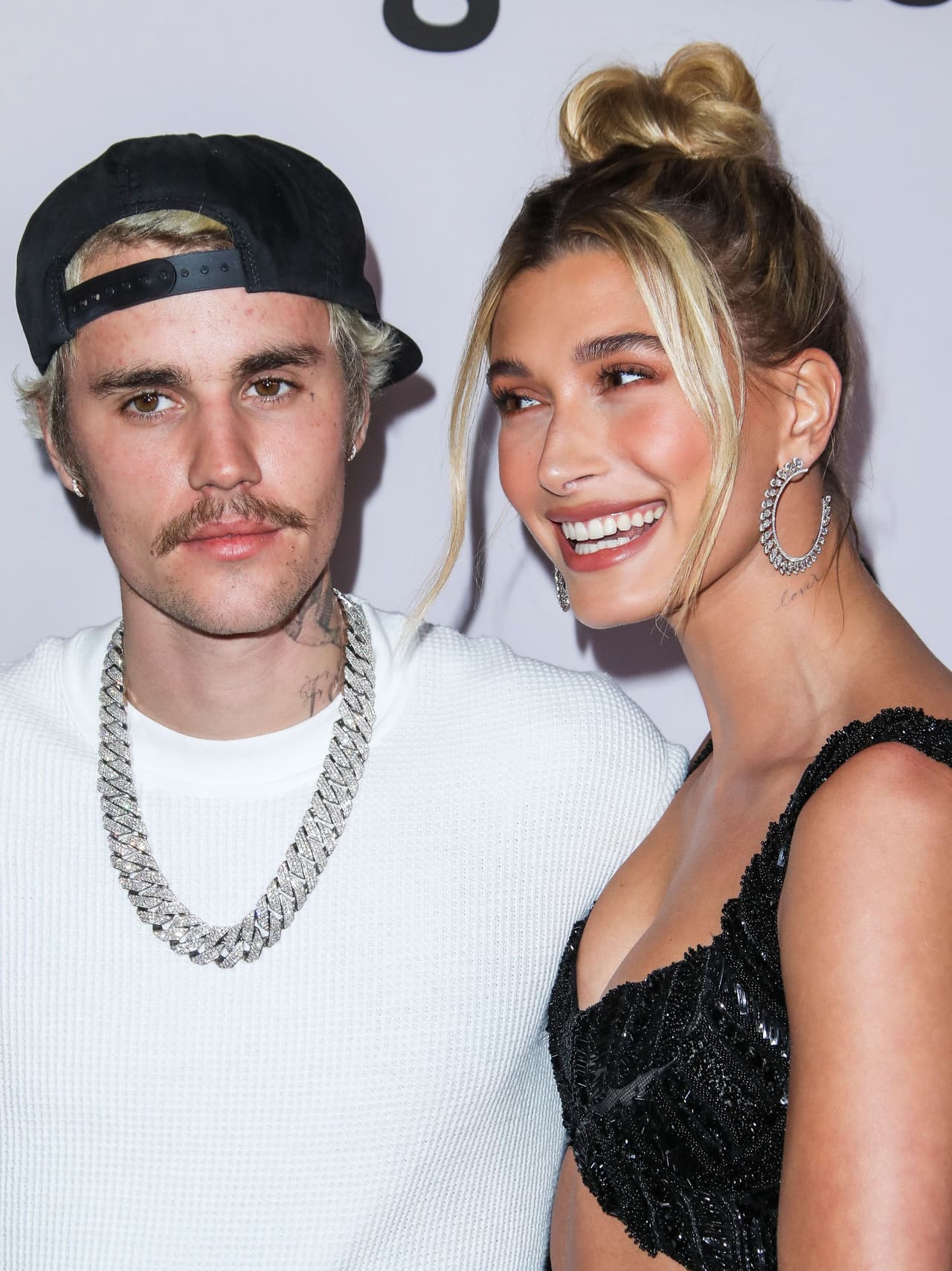 Baldwin no dijo si después de estar con el canadiense en el estreno de la serie recibió 
<b><a href="https://www.univision.com/famosos/selena-gomez-pide-a-sus-fans-amabilidad-al-dia-siguiente-de-que-hailey-baldwin-recibiera-ataques-video" target="_blank">críticas o burlas </a></b>que la hayan motivado a esclarecer su padecimiento.