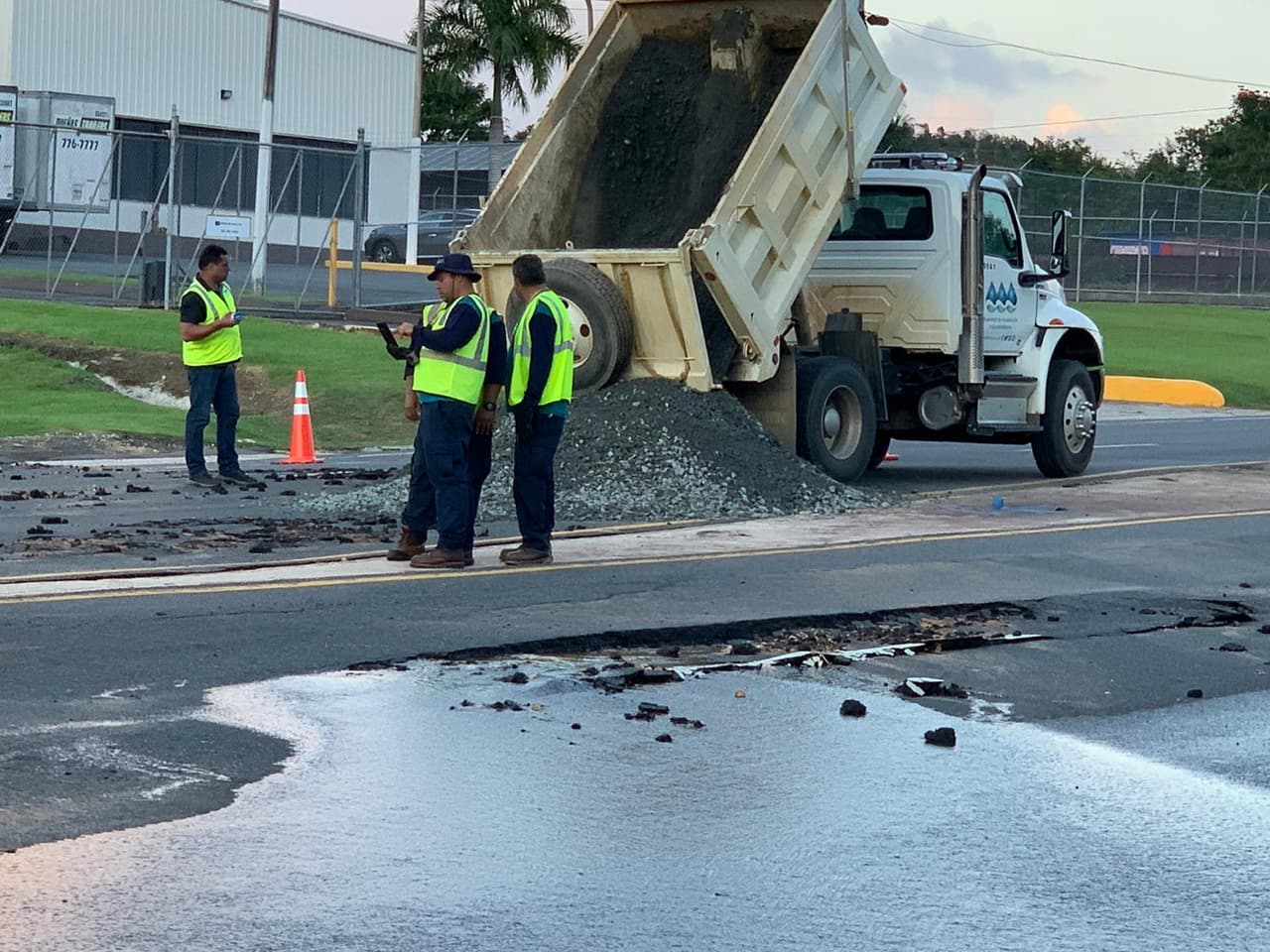 Se le exhorta a la ciudadanía a tomar vías alternas tales como la carretera 865 hacia el barrio Candelaria hasta la PR 165 con acceso a Dorado, Toa Alta y a la PR 22.
