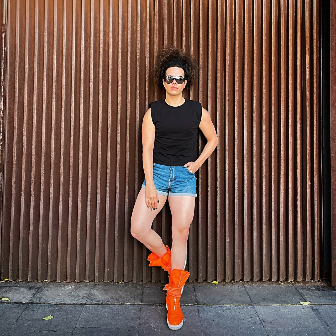 Finalmente, Alex Reyna acaba de celebrar su cumpleaños número 35 este enero y el último proyecto que estrenó es el podcast ‘Nos tomamos un café’, junto al drag queen mexicano Miss Katheryn.