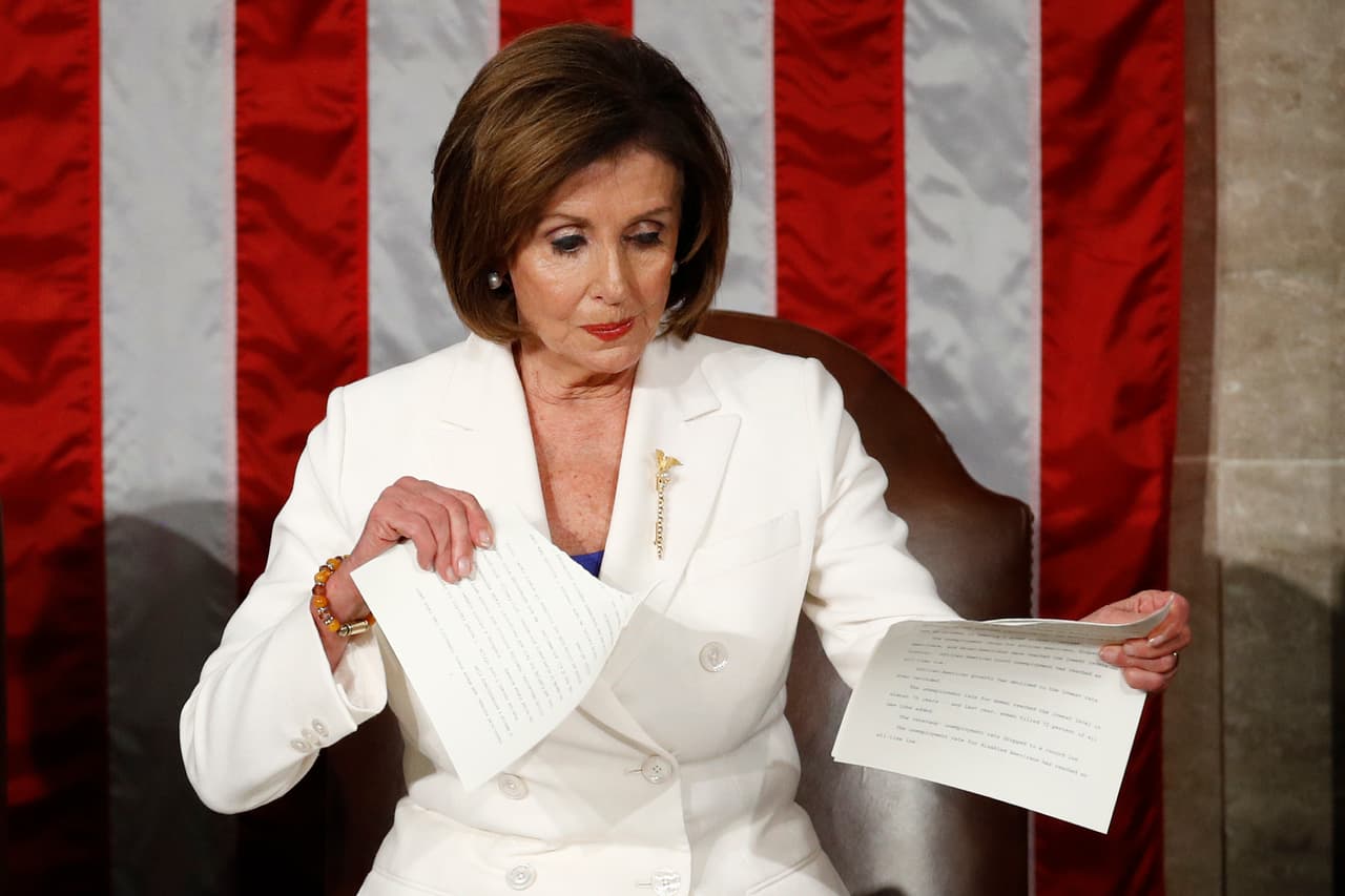 Al año siguiente Trump le negó la mano a Pelosi en el saludo formal antes del discurso y la demócrata, en un llamativo gesto, rompió al final la versión impresa del discurso del presidente. Más tarde, Pelosi tuiteó que había roto lo que era solo un "manifiesto de falsedades".
