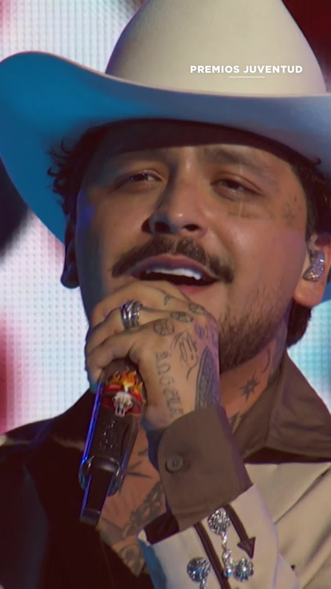 Christian Nodal triunfa con su presentación en los Premios Juventud
