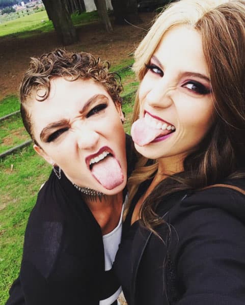 Estas amistades no le traerán nada bueno a su vida.