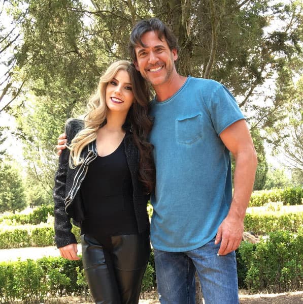 Al parecer a Jorge Aravena le gustó la nueva imagen de su compañera.