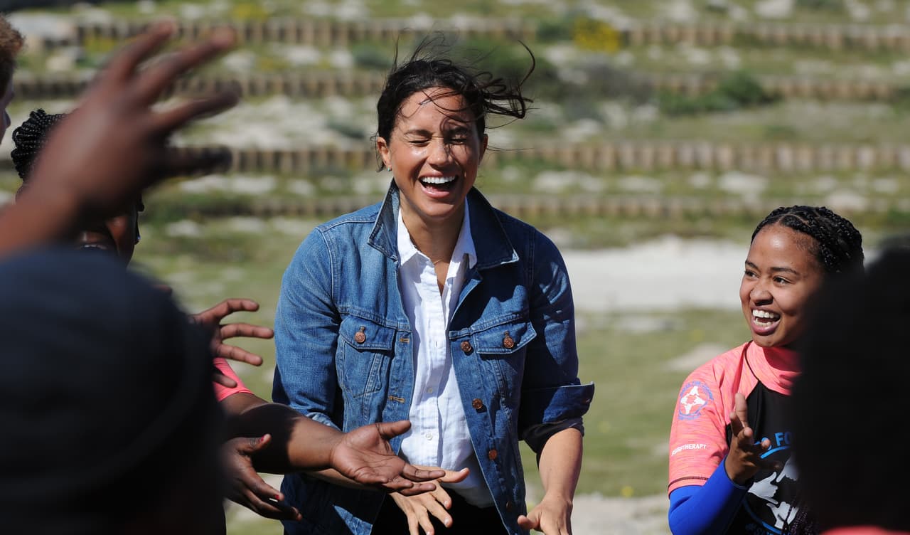 De acuerdo con el medio británico, 
<b><a href="https://www.univision.com/famosos/paso-en-tv-y-twitter-la-ingeniosa-broma-de-la-serie-suits-sobre-como-le-va-a-rachel-es-decir-a-meghan-markle-fotos" target="_blank">la actriz retirada de 38 años</a></b> se mostró tímida al contestar. Incluso 
<b><a href="https://www.univision.com/famosos/orgullosa-de-ser-madre-esposa-y-mujer-de-color-meghan-markle-inicia-gira-por-africa-en-compania-de-harry-y-archie-video" target="_blank">se río y negó que bailar</a> </b>fuera una de sus mejores habilidades.