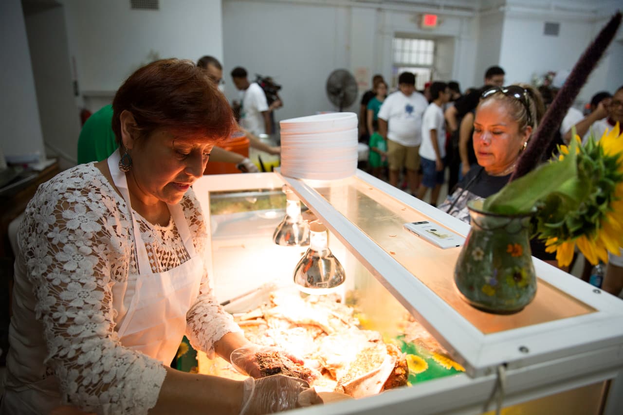 LUNES 25 DE JULIO. 1:28 PM. Cristina Martínez, de origen mexicano, tiene un restaurante en el sur de Filadelfia. Participa como voluntaria con la organización “Juntos” y hoy ayudó a cocinar y a servir comida a más de 120 manifestantes hispanos que protestaron esta mañana por la ciudad.