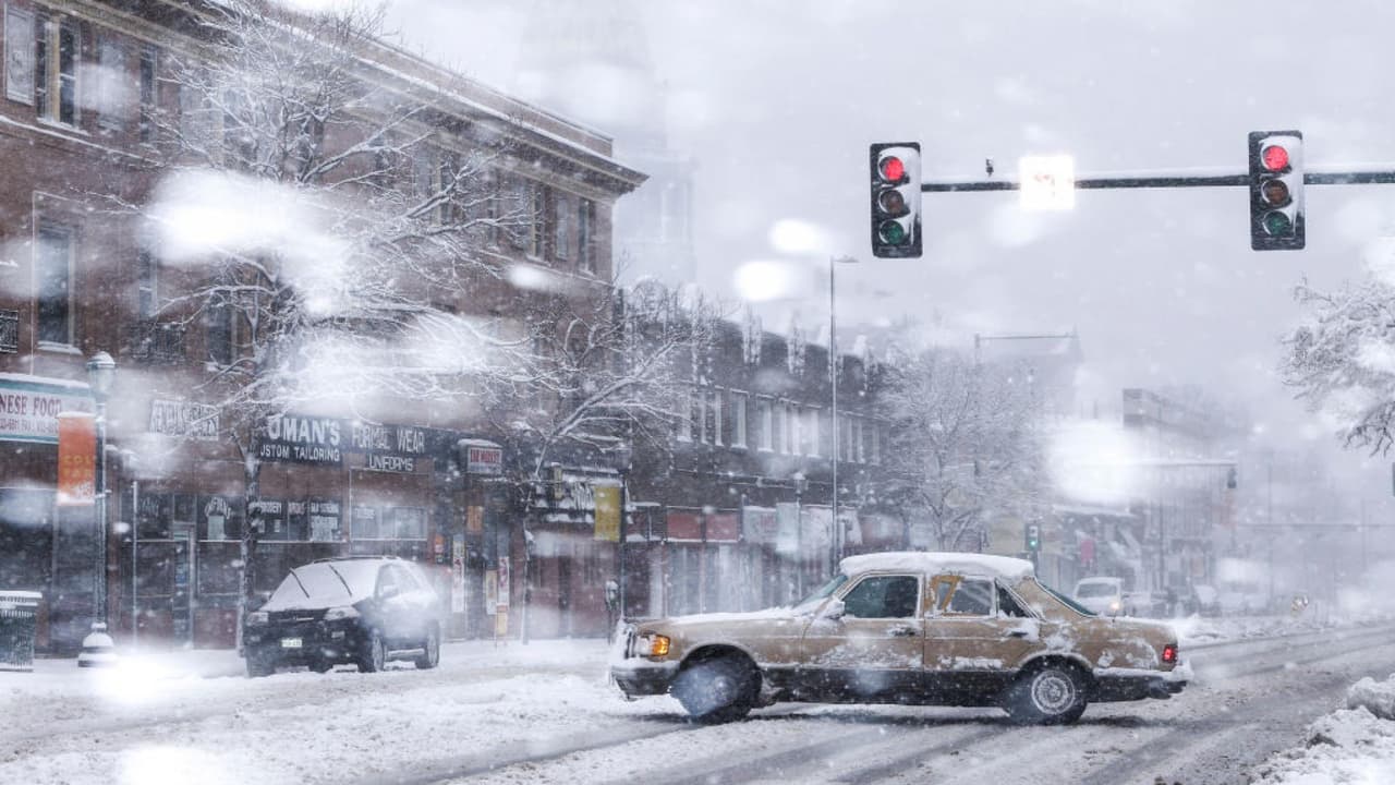 En Denver se esperaban este miércoleshasta 18 pulgadas de nieve por el paso de una nueva tormenta invernal. El sistema ha provocado el cierre de varias carreteras y la cancelación de cientos de vuelos.