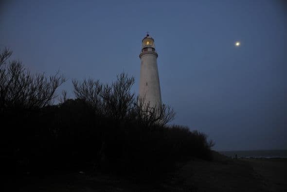 Hay que "mantener la mente ocupada", dice a la AFP el cabo primero Álvaro Fajardo, de 29 años, uno de los dos fareros de la Isla de Flores, 17 kilómetros frente a la costa este de Montevideo, que cambian turnos cada 14 días.