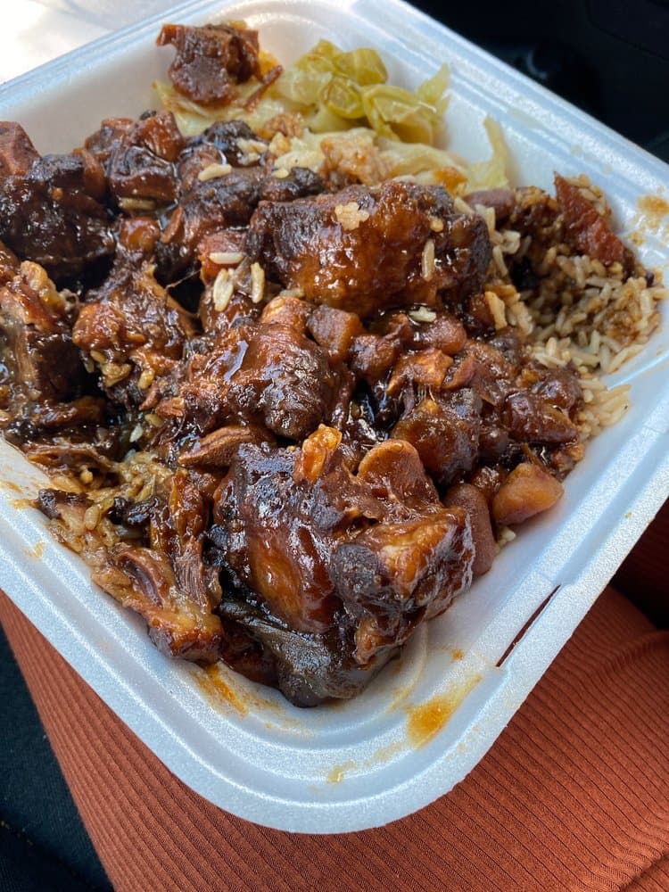 <b>Scotchie's</b>
<br>Dirección: 3122 Peachtree Rd. Atlanta, GA. 30305
<br>Teléfono: (404) 482-8616
<br>Sitio web: 
<a href="http://www.scotchiesatlanta.com">www.scotchiesatlanta.com</a> 
<br>
<b><a href="https://www.yelp.com/map/scotchies-atlanta">Cómo llegar</a></b>
<br>
<br>Así se anuncia en Yelp: “Scotchie's es una cocina muy sencilla. Todo en nuestro diverso menú de clásicos jamaicanos es preparado diariamente desde cero y presentado con amor”.