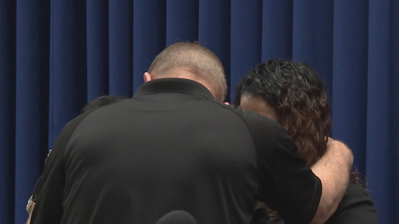 Troy Nehls, sheriff del condado Fort Bend, se mostró muy conmovido con el crimen del joven hispano durante la conferencia de prensa. En la image se observa cuando abraza a la tía y a la hermana de la víctima.