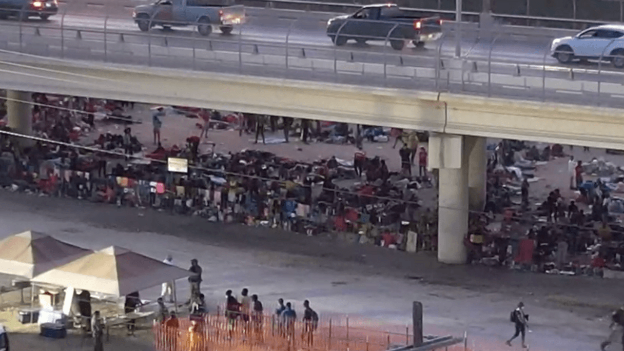 La ciudad fronteriza de Del Río en Texas y ciudad Acuña en San Antonio viven una crisis humanitaria con la llegada de más de 12 mil inmigrantes indocumentados en busca de ser procesados por la 
<a href="https://www.ice.gov/es" target="_blank">Oficina de Aduanas y Protección Fronteriza de Estados Unidos </a> para recibir asilo.