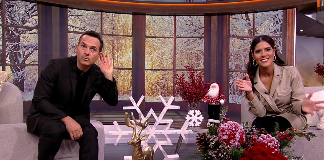 Francisca Lachapel tenía que contarle al público una noticia sobre el conductor mexicano y él se puso muy atento a lo que la dominicana estaba por decir.