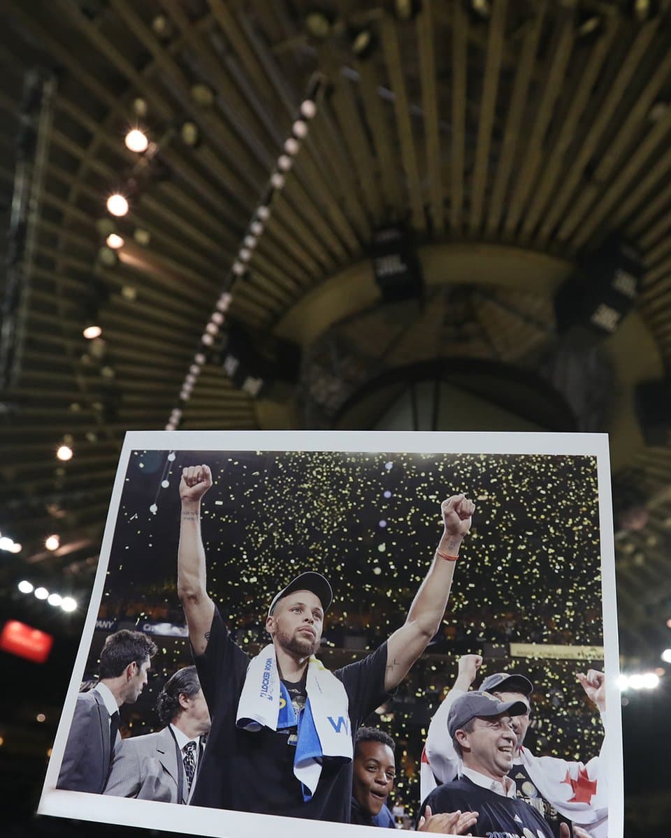 Los Warriors han sido comparados por los expertos como una de las dinastías más grandes en la historia de la NBA, al lado de franquicias como los Lakers de Los Ángeles y los Chicago Bulls.