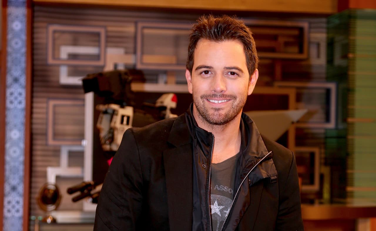 "Dijimos 'a ver, vamos a esperarnos a que termine la novela para ver si de verdad es real o es que estamos confundidos de tanta convivencia' y dicho y hecho: 
<b><a href="https://www.univision.com/shows/el-gordo-y-la-flaca/mane-de-la-parra-regresa-con-todo-con-amor-de-barrio-video" target="_blank">Terminamos y no era</a></b>".
<br>