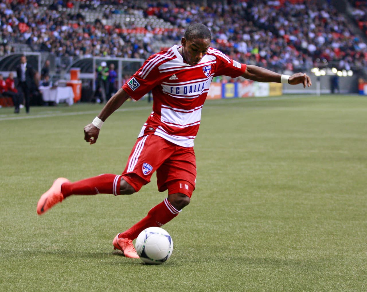 Castillo es un jugador de buen regate, velocidad, encarador e ideal en el juego por las bandas. Tiene características muy similares a las de Carlos Darwin Quintero, pero más joven.