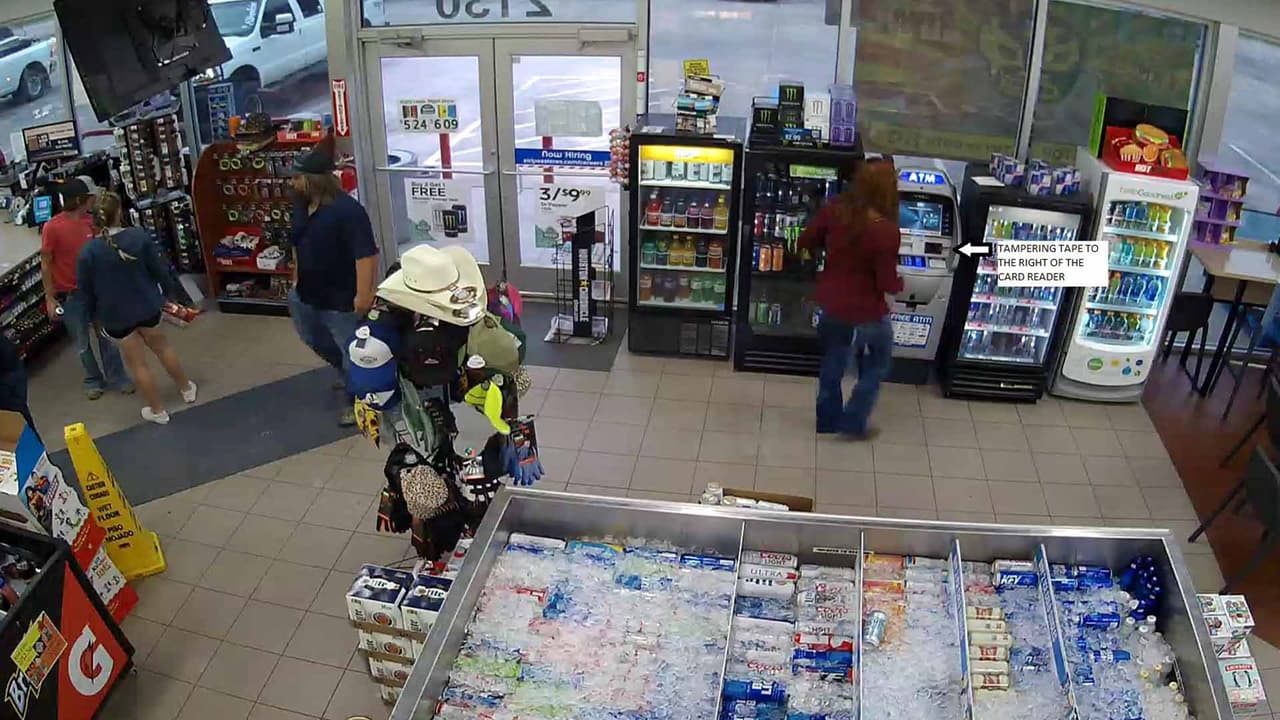 El 16 de octubre fue encontrada una máquina para robar información de tarjetas de crédito en un negocio ubicado en la cuadra 2100 de Highway 146 en Liberty, Texas.