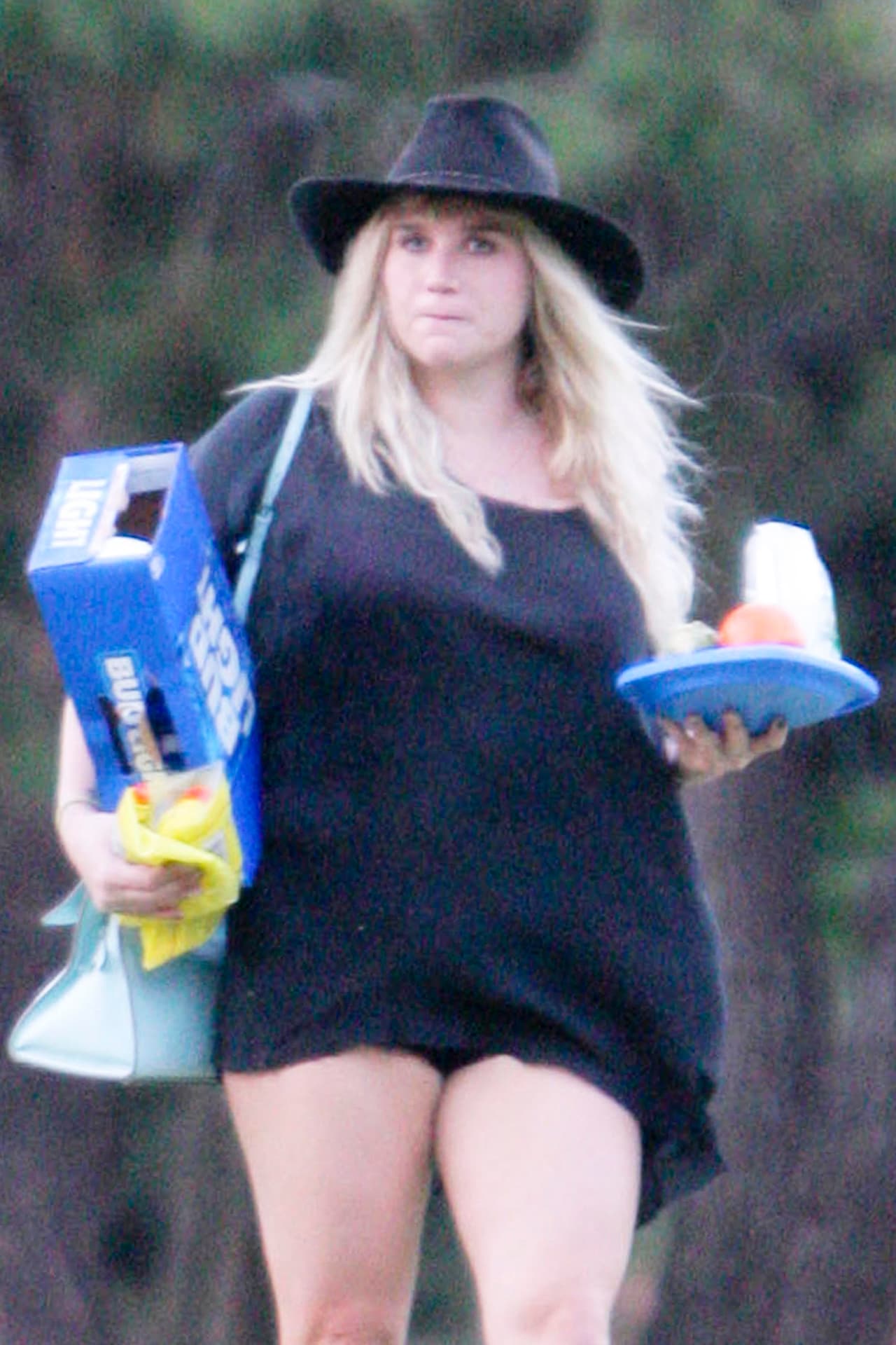 Kesha es bien compartida, en una reunión con sus amigos ella lleva las cervezas..