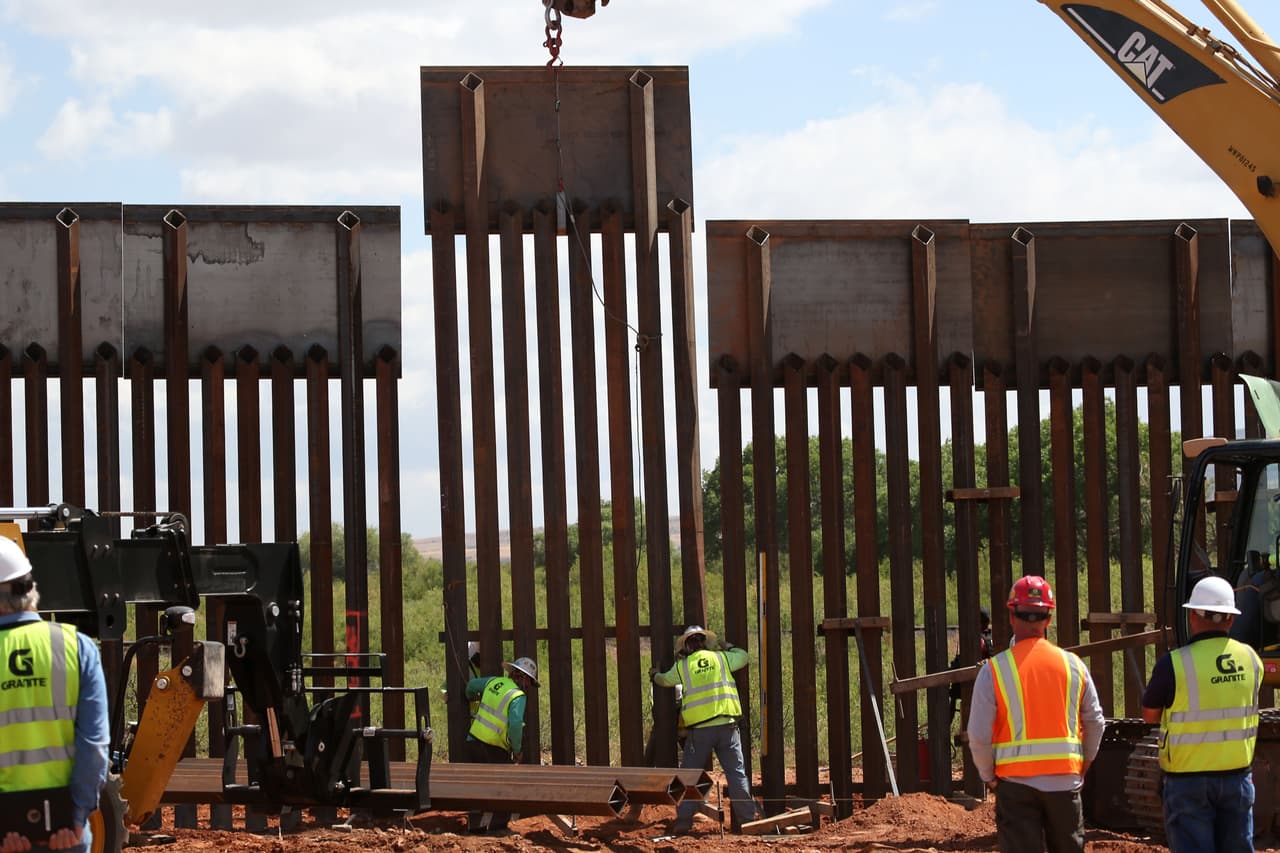 Termina la construcción del reemplazo de un tramo del muro fronterizo en Naco, Arizona