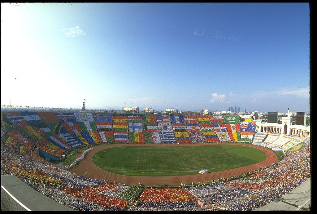 En Los Angeles 84 fue particular el desfile de naciones por la ausencia de la representación de la URSS y 14 naciones más del bloque socialista, todo por responder al boicot que Estados Unidos había realizado cuatro años antes a los Juegos realizados en Moscú.