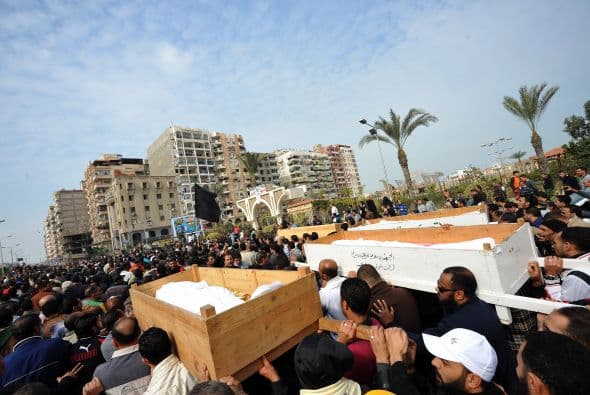 Este lunes fallecieron otros 3 heridos en los disturbios ocurridos allí en los pasados días, elevando la cifra de muertos en estas revueltas de Port Said hasta 40. (Con información de El País)