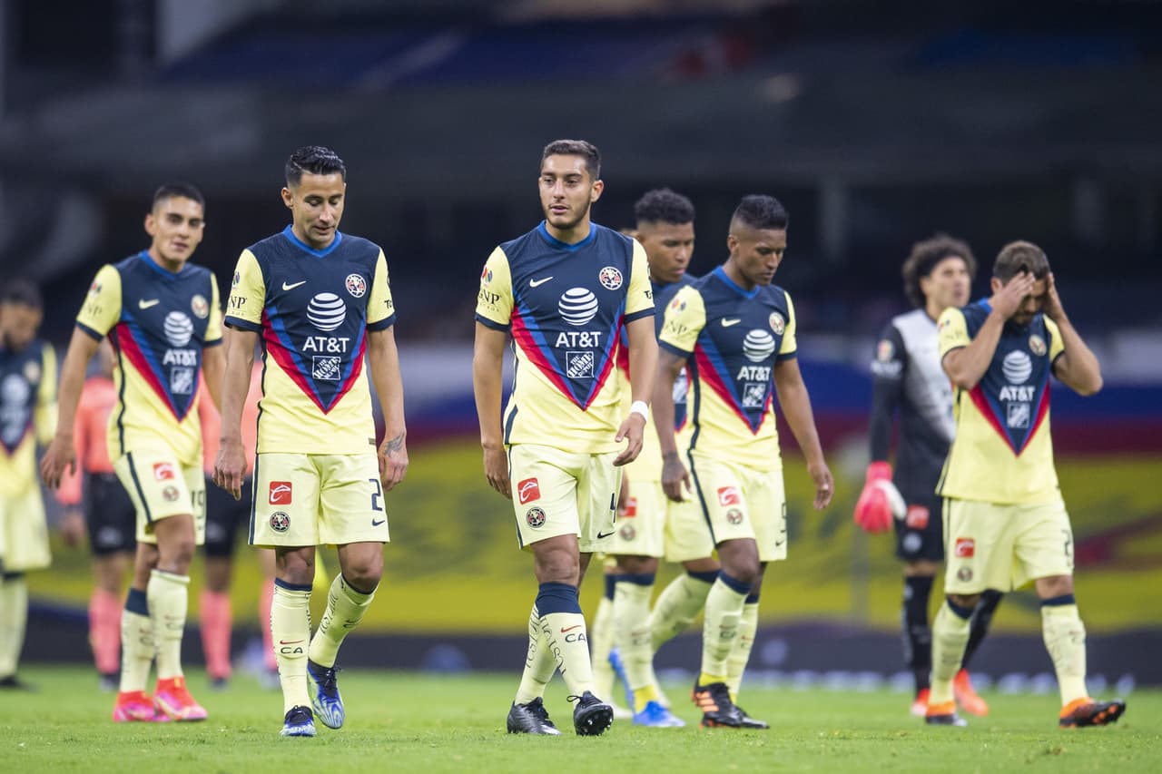 Desde los 12’ del juego, Doldán salió expulsado. Naveda (26’) marcó el primero para adelantar a las Águilas y Sepúlveda (45+1’) emparejó los cartones. En la recta final apareció Henry Martin (84’) para hacer el tanto de la victoria. Las Águilas llegaron a 13 unidades y son líderes; Gallos se quedó en 9. En la J7, América visitará al Atlas y Gallos recibirá al Puebla.