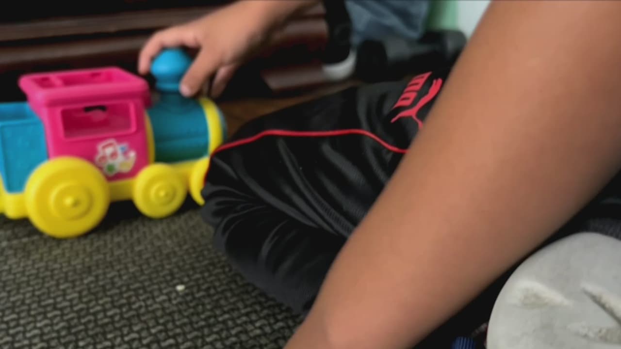 <b>"Tenía inflamado su pene": madre denuncia agresión sexual a su hijo de 5 años con autismo en la escuela</b>
<br>
<br>
<br>La madre del menor asegura que al recoger a su hijo en la Escuela Primaria Budlong Avenue, en California, lo encontró con sus pantalones al revés, lo que la alertó sobre lo sucedido. Ella asegura que el niño le contó que otro estudiante le había quitado parte de la ropa y le mordió los genitales.