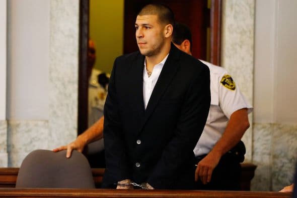 Aaron Hernández, ex ala cerrada de los New England Patriots, fue acusado de asesinato en primer grado por la muerte de Odin Lloyd, amigo del deportista. El ex jugador de la NFL se suicidó mientras purgaba una condena de cadena perpetua en la cárcel de Bristol County.