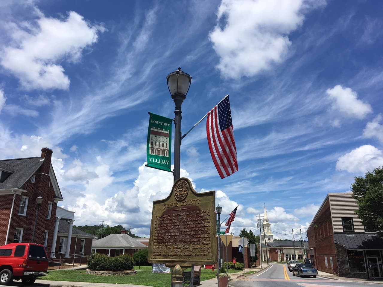 <b>Ellijay:</b> Cuando piensas en visitar las montañas del norte de Georgia, es fácil pensar en Ellijay. Este pequeño y hermoso pueblo de montaña es el lugar perfecto para alejarse de la vida de la ciudad y disfrutar de un poco de aire libre.