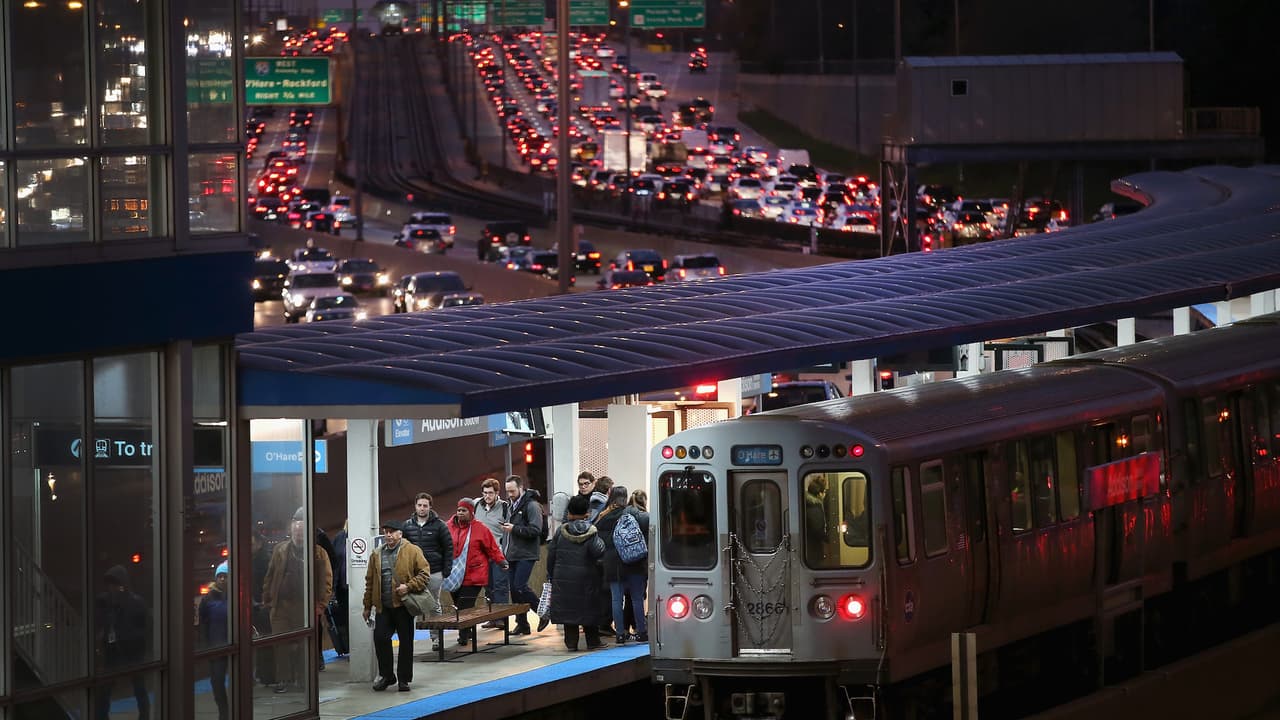 Durante uno de los días de más tráfico y vuelos del año, nos esperan lluvias y fuertes vientos en Chicago