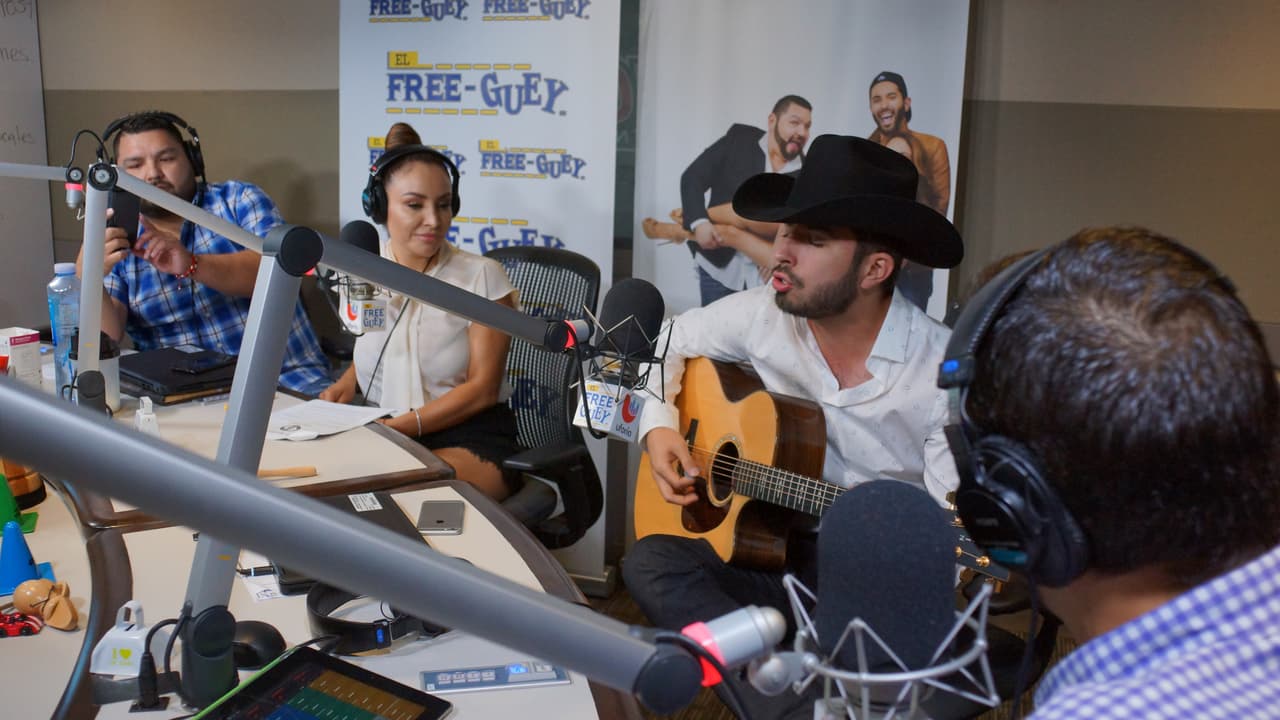 Joss Favela llegó con guitarra en mano a la cabina del Free-guey show y nos deleitó con su música.