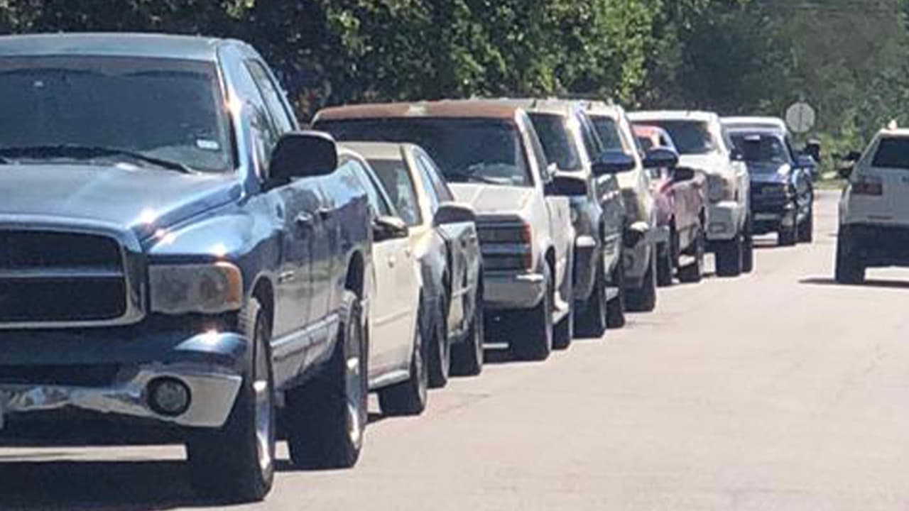 Largas filas de automóviles se han formado en las instalaciones de Gallery Furniture de personas que acuden por comida gratis.