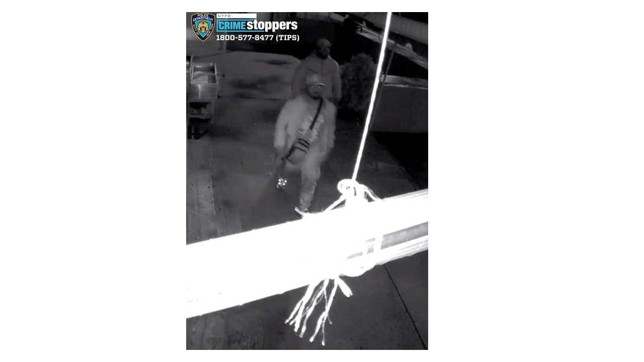 Buscan a sospechosos acusados de robar y patear a un hombre en Manhattan