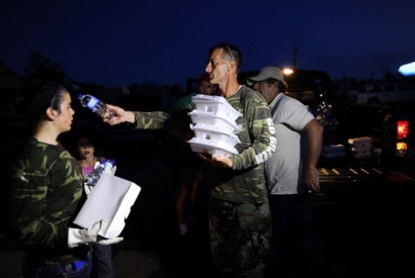 Durante toda la tarde y noche, los vecinos de Moore regresaban a lo que quedaba de sus casas para intentar recuperar sus pertenencias. Mercy Chefs los alimentó con comida caliente.
