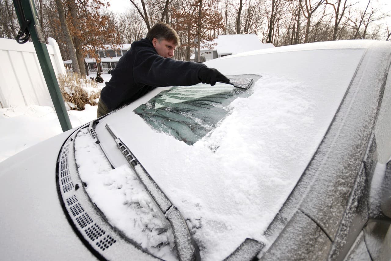 Nunca calientes un vehículo en un área cerrada, como un garaje. Asegúrate de que el tubo de escape no esté obstruido con nieve, hielo o barro.