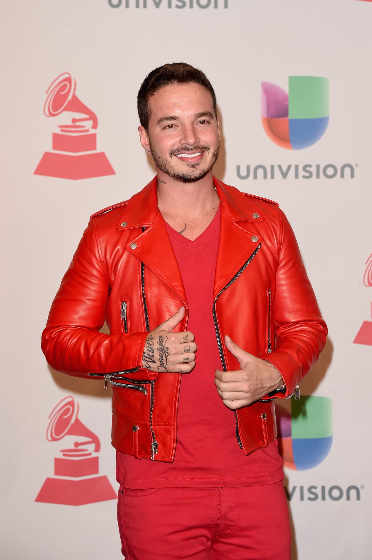 Otro tema de este trabajo es la canción 'Ay Vamos', una de las más importantes en el repertorio de este cantante.