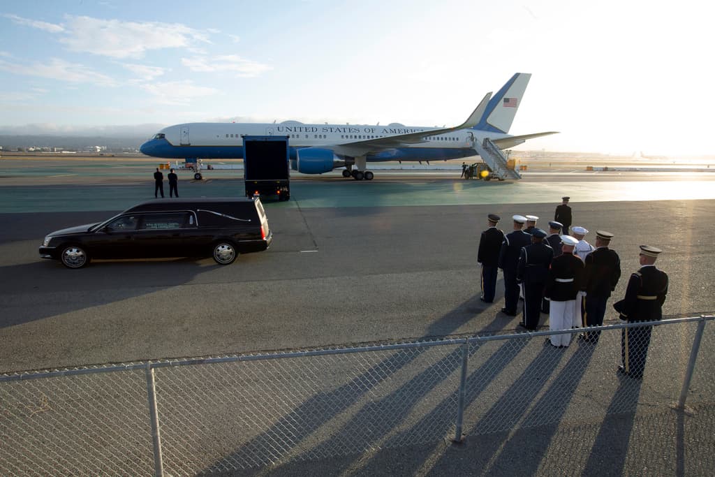 Su muerte fue seguida por una serie de homenajes de todo el país, incluido el del presidente Joe Biden, quien sirvió con Feinstein durante años en el Senado y la llamó “una estadounidense pionera” y una “amiga querida”.