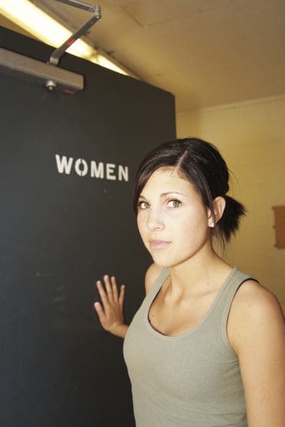 Levantarte. Ve al baño antes de que comience la función y, si bebes líquido durante el ‘film’, aguántate hasta el final. ¡No tienes cinco años!