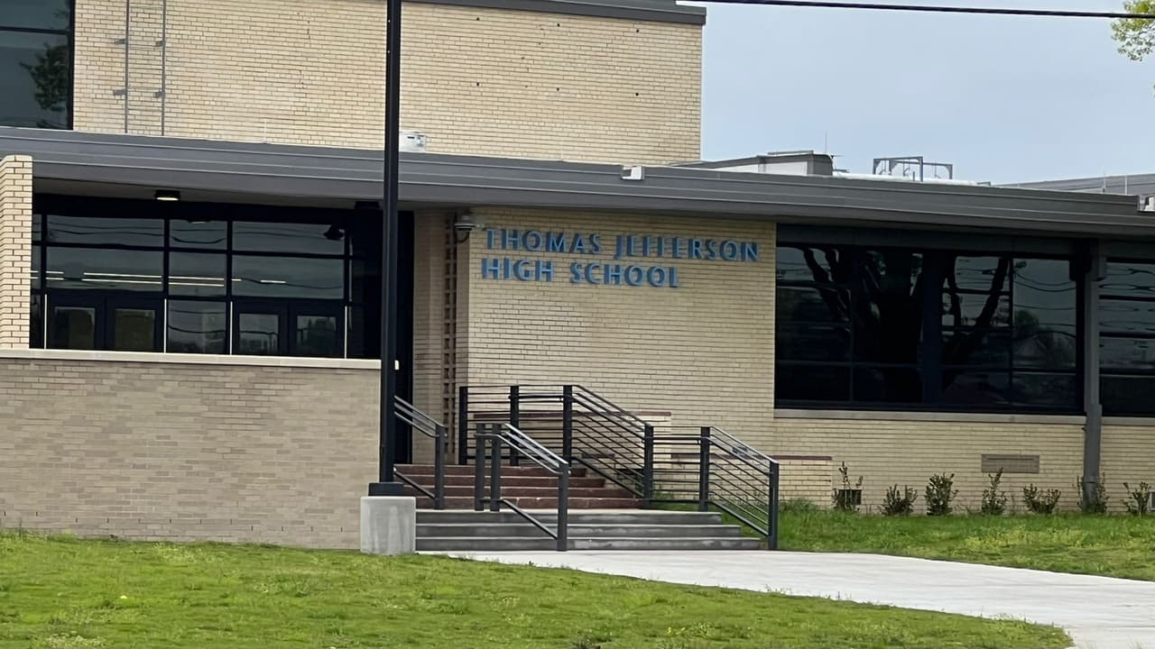 Cancelan clases en dos preparatorias de Dallas ISD, tras estudiante herido en tiroteo afuera de la escuela