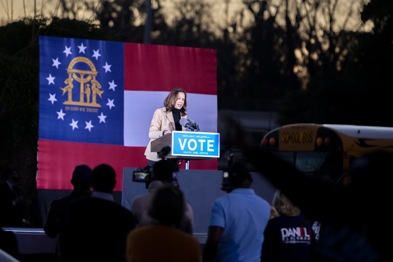 La vicepresidente electa Kamala Harris criticó al presidente Donald Trump y su llamado a presionar al secretario de Estado de Georgia, Brad Raffensperger, a "encontrar" votos para anular los resultados de las elecciones, un "abuso de poder descarado y audaz", así lo calificó durante un mitin de campaña en Savannah, Georgia, este domingo.