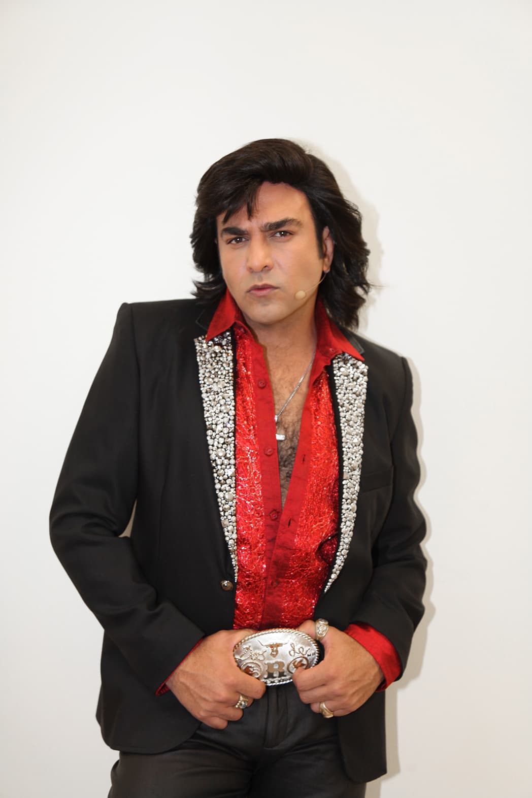 Albertano se ha ganado ese título, porque se ha convertido en su cómplice: juega, baila y se ríe con ellos.