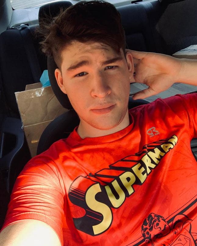 "
<b><a href="https://www.univision.com/famosos/hijo-de-alfredo-adame-informo-a-sus-padres-que-es-gay-tras-estar-al-borde-de-la-muerte-fotos">Me morí unos dos minutos en la ambulancia</a></b>, fue un golpe muy fuerte […] Me acuerdo de haberme sentido en un 
<b>vacío negro y flotando,</b> pero no recuerdo haber visto otra cosa. Como cuando te sumerges en el agua y te quedas flotando inmóvil, pero estaba todo negro. Es de lo único que me acuerdo y después desperté en el hospital. 
<b>Sí usaron un desfibrilador</b>".
<br>