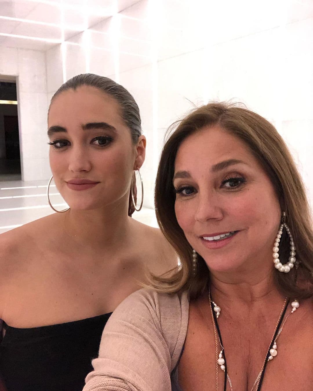 <b><a href="https://www.univision.com/entretenimiento/mira-como-lucen-hoy-las-hijas-de-la-maestra-gabriela-rivero-fotos">Maya Ricote</a></b> es hija de 
<b><a href="https://www.univision.com/entretenimiento/television/que-paso-con-gaby-rivero-la-eterna-maestra-de-las-telenovelas-infantiles">Gaby Rivero</a></b>, la inolvidable 
<b>maestra Ximena</b> de la telenovela Carrusel. Madre e hija 
<b>comparten créditos en la telenovela Vencer El Pasado</b>.