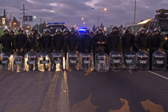 En plena tormenta política por el litigio con fondos especulativos que reclaman a Argentina su deuda íntegra, y coincidiendo con la decisión del Gobierno de proponer el pago local a los acreedores que aceptaron la reestructuración, las estadísticas confirman la debilidad de la economía argentina.