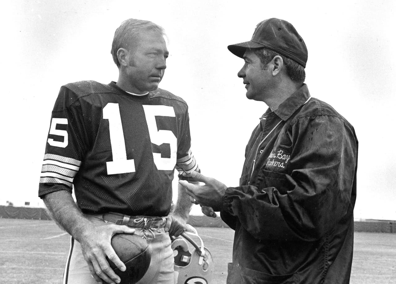 Hasta la llegada de
<b>Brett Favre</b>, Starr era conocido como el mejor jugador de los Packers en la historia. El equipo retiró su jersey con el número 15 en 1973, convirtiéndolo en apenas el tercer jugador el recibir tal honor.
<b>Cuatro años después, ingresó al Salón de la Fama de la NFL en Canton, Ohio</b>.
<br>